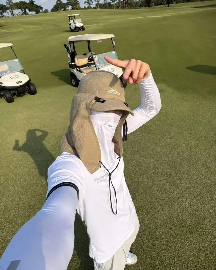 다 가려도 잘생긴 아우라…갓세븐 마크, 골프장서 여유로운 일상