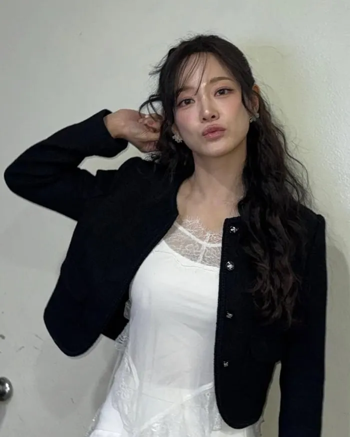 Kim Sejeong’s ‘Princess Visuals’ Ignite Online Buzz