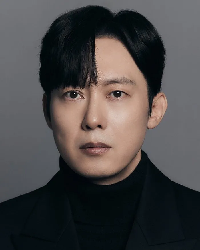 Park Byung-eun, 48, Stuns With Powerful Charisma—Unleashes A Slew Of New Profile Photos