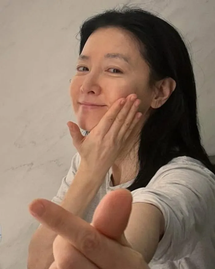 「54歳」イ・ヨンエ、「無欠点の肌」ケアルーティン…「すっぴんもまぶしい」