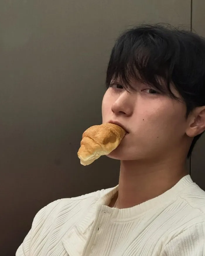 Con un croissant en los labios, San de ATEEZ desborda ternura y vibra de novio