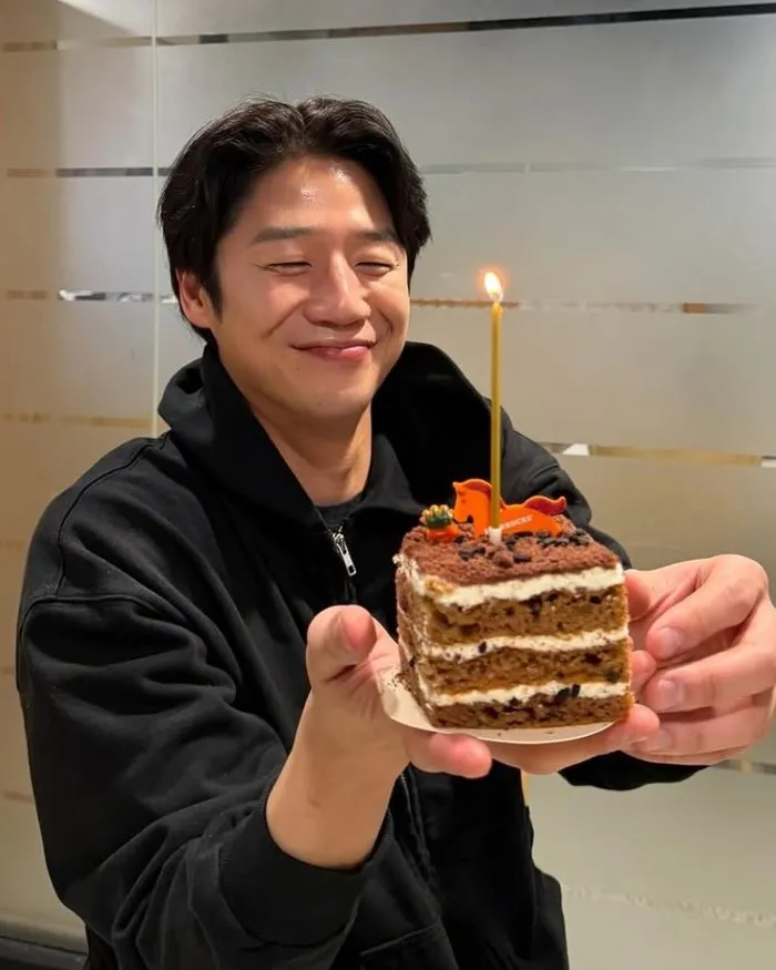 '국민 남친' 정준원, 생일 인증샷 공개…"미소까지 예뻐"