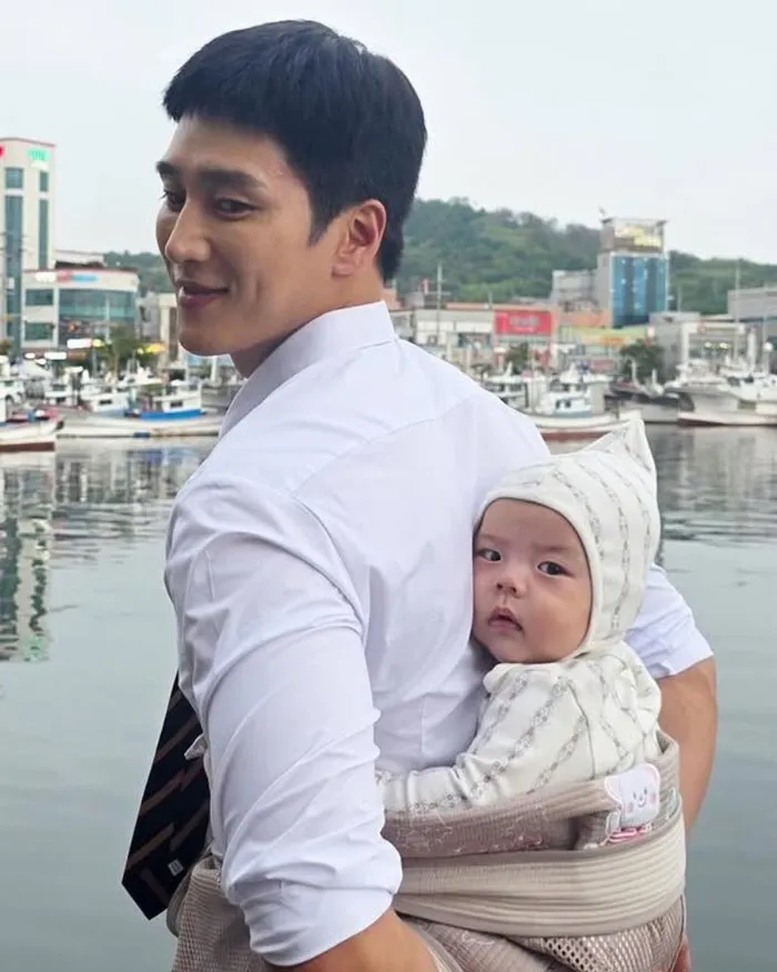 Ahn Bo-hyun's 'Uncle Vibes' Go Viral After Heartwarming Photos With Baby: "My Heart Is So Warm"