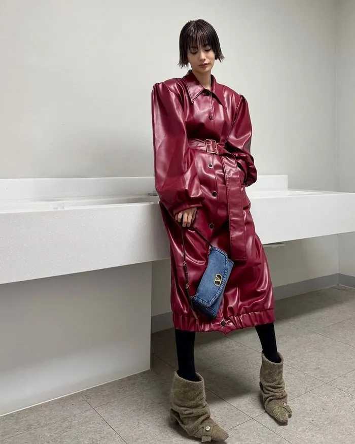 Nana, la idol que sometió a un intruso en casa, impone vibra de policía con abrigo largo de cuero