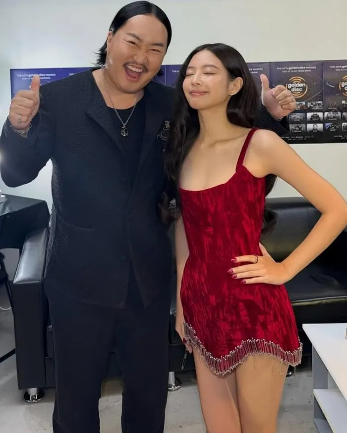 Jo Jjaezz con pulgar arriba junto a Jennie: la noche de los 'Golden Disc Awards' también brilló fuera del escenario