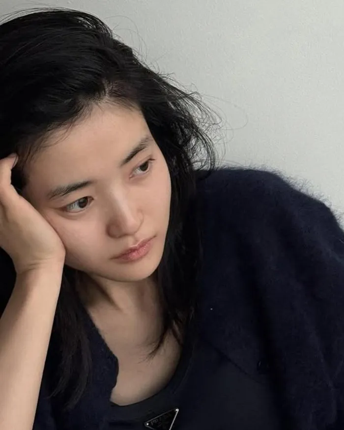 Kim Tae-ri Stuns With Androgynous Visuals — The 'Handsome-Pretty' Icon's Sweet Aura Goes Viral