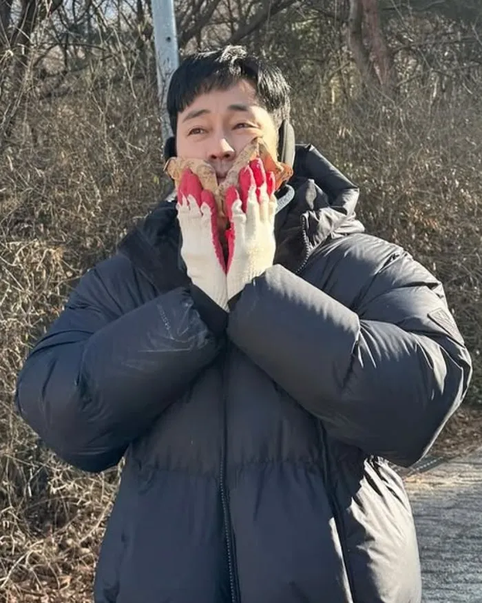 So Ji-sub derrite el frío con su look: hasta las orejeras le quedan tiernas