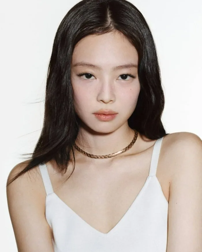 Pictorial: BLACKPINK's Jennie goes viral for serving pure luxury in just a tank top
