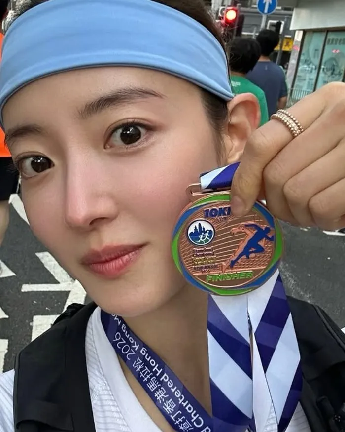 Lee Se-young de 'La emperatriz divorciada' presume su medalla tras completar el Maratón de Hong Kong: "Pasión a otro nivel"