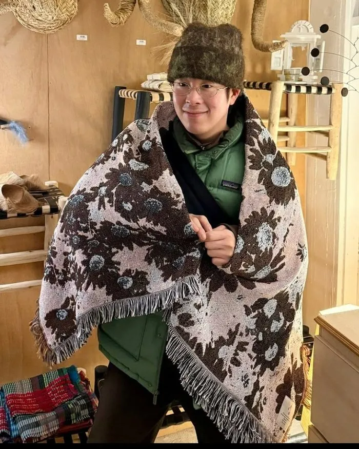 P.O de Block B sorprende con chamarra color pistache y gorro cacao: se convierte en 'humano Duzzonku'