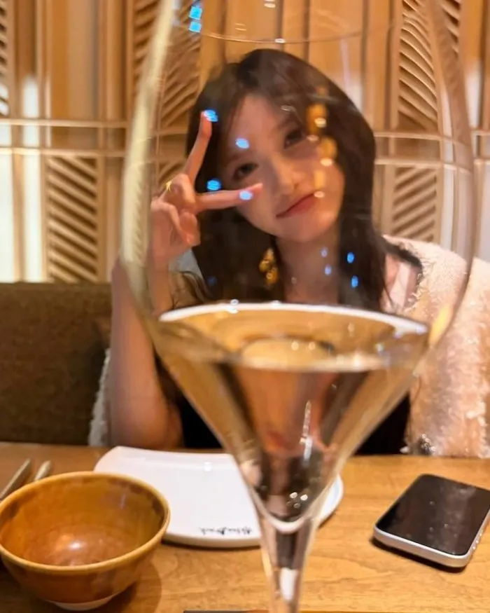 아이브 막내 이서, 요리와 곁들인 화이트 와인…"으른이네"