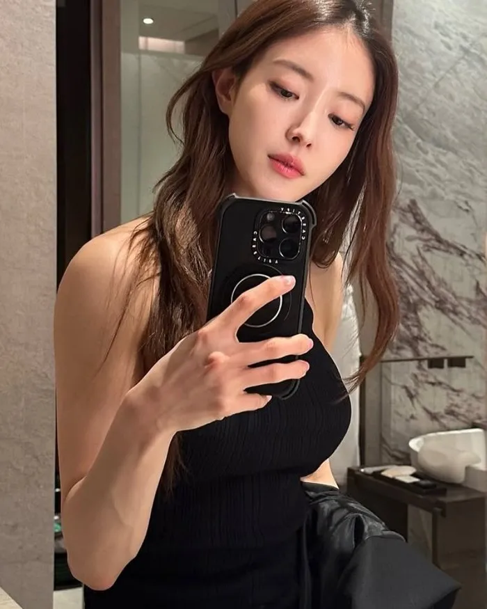 A días del estreno de 'La emperatriz divorciada', Lee Se-young deslumbra con su figura en un elegante vestido