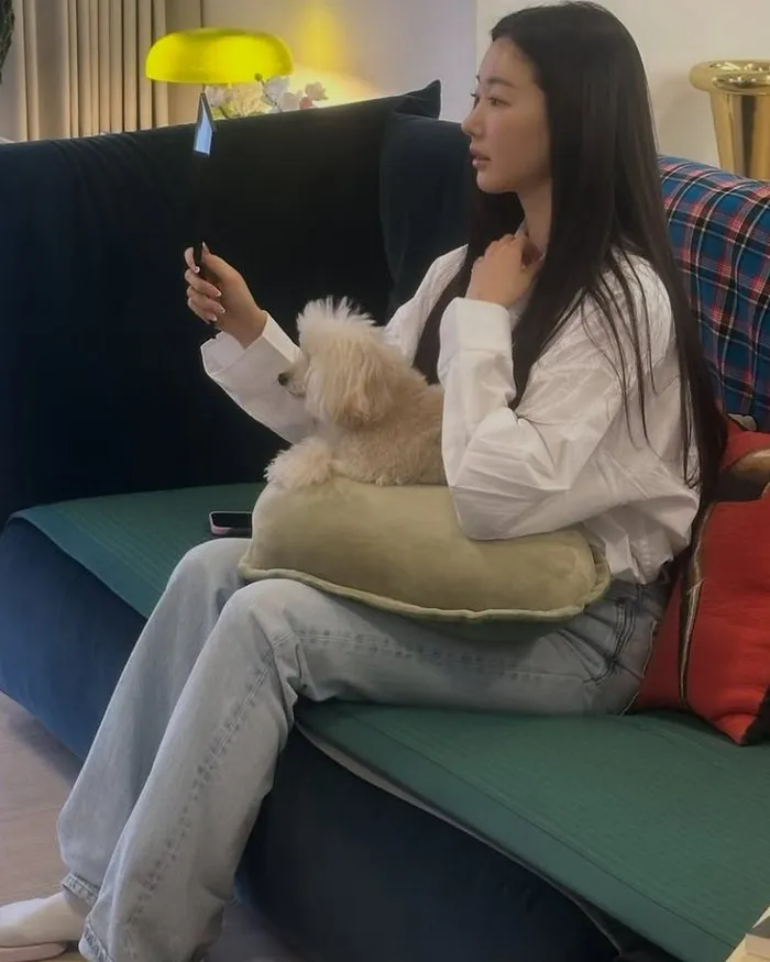 나이 먹는 거 잊은 듯한 '48세' 김사랑의 '압도적' 동안 미모